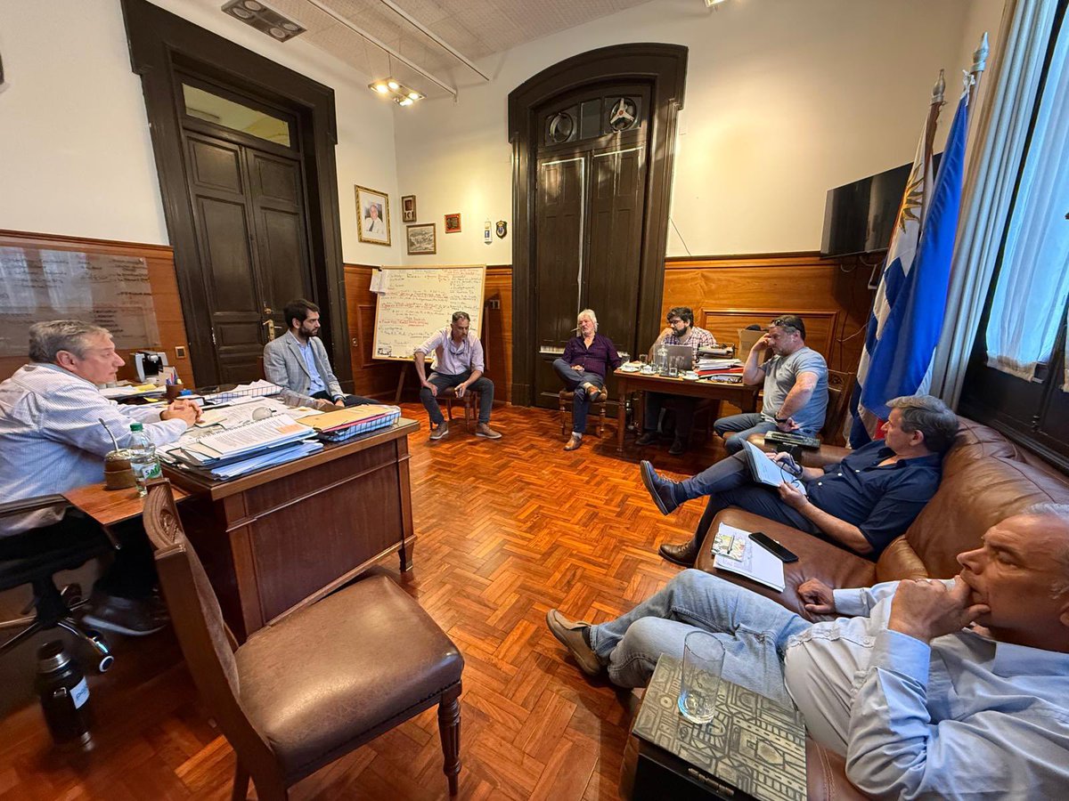 Con parte del equipo directriz de Obras, Vialidad , Logistica y Abastecimiento, planificando el presupuesto y coordinando lo urgente! <a href="/FloridaIDF/">Intendencia de Florida</a>