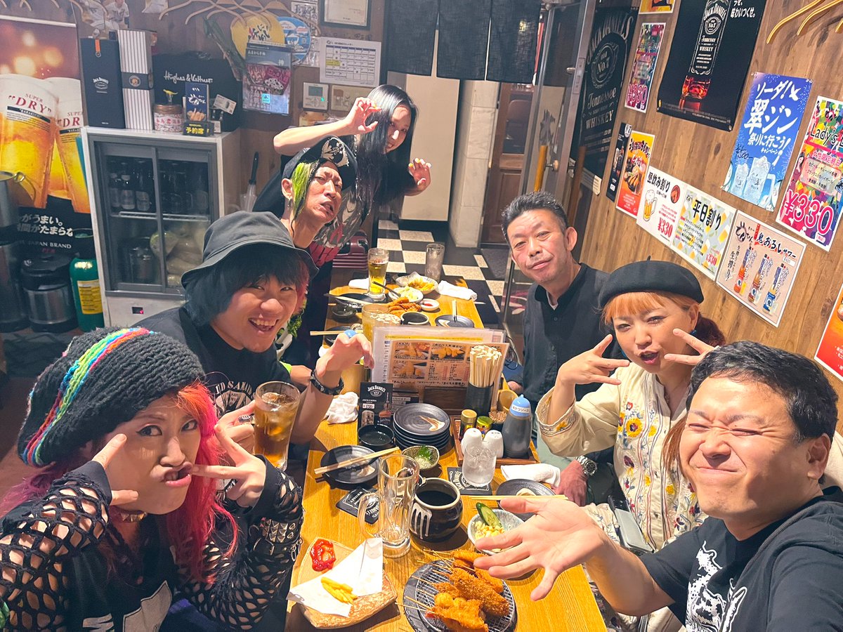 おはバイソン🦬

この間、神戸の串カツでんちゃんで
ユダの誕生祝いをしたんだ🎊

FRUITSinJELLYのミックス、目やに！のTARACHINE、アナ玄のテル君、フラフラのJOE君、タキハズバちゃん、流血ニューアルバムのデザインを手がけてくれたmarikoxxxちゃん、みんな来てくれた🫶
ひとを祝うと自分も楽しい🥳