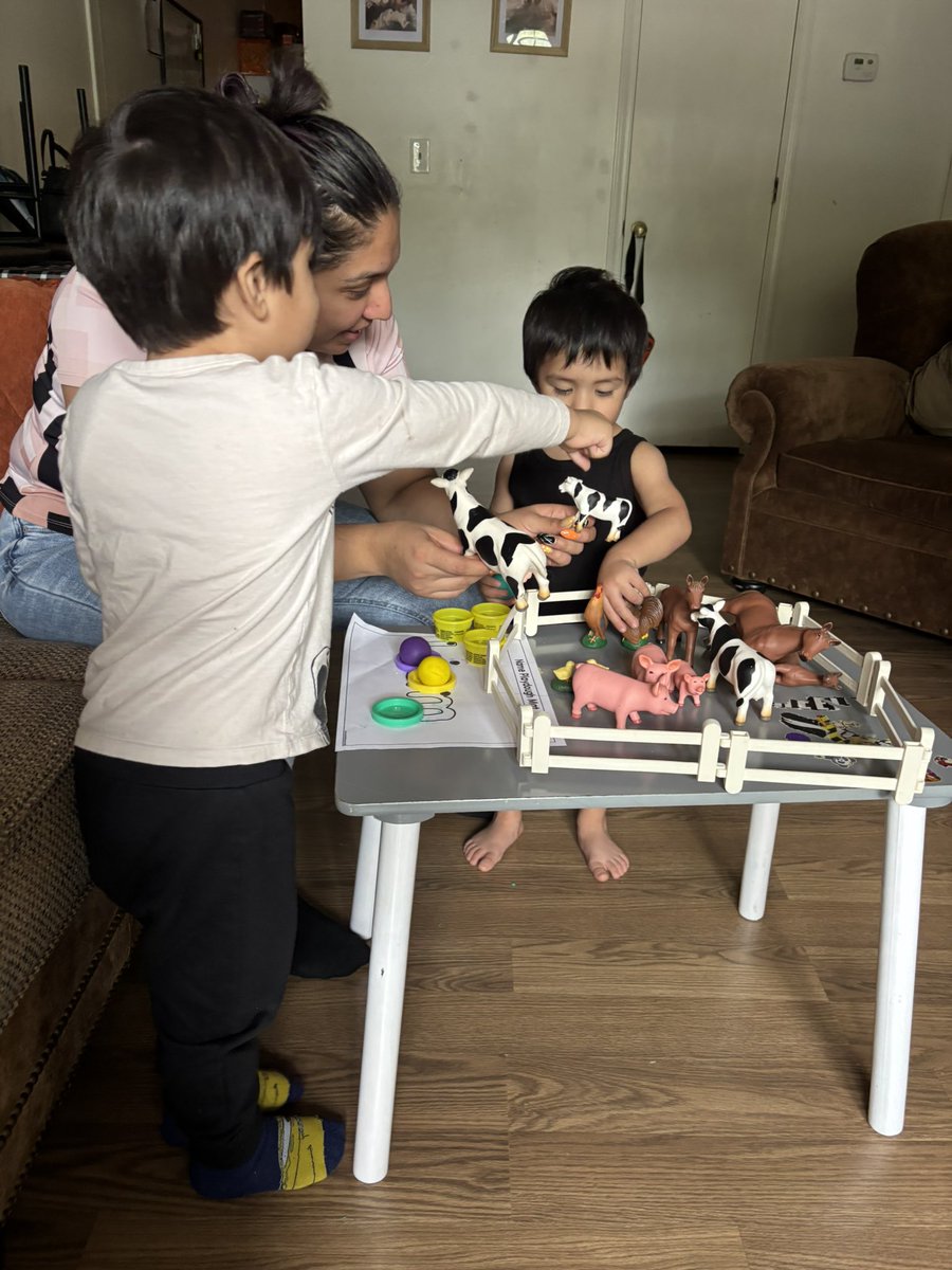 RCPS_EarlyLearn's tweet image. “When the Salazar family brought the whole animal kingdom to our PAT visit 🐾🦜🦙with Mrs. Mendez
#FamilyLearning #roleplay #family #pat #dph