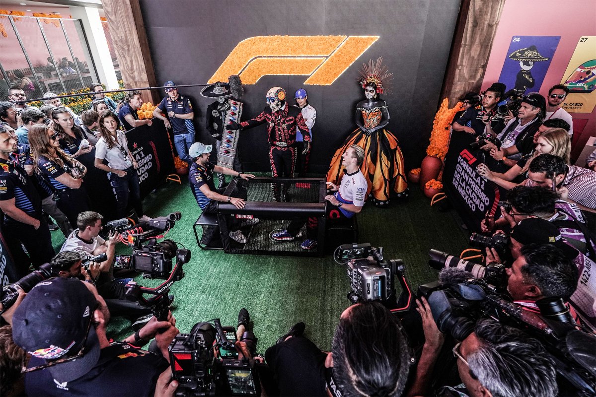 mexicogp's tweet photo. “Hablar de mi experiencia en estos 10 años del #MexicoGP es hablar de vivencias, lazos de amistad, compañeros que se han convertido en parte importante de mi vida. Más allá del glamour de la velocidad, está el espíritu de la fraternidad”, nos cuenta Sergio Bautista, Fotógrafo Oficial del FORMULA 1 GRAN PREMIO DE LA CIUDAD DE MÉXICO Presentado por Heineken™. 

“En diez años he visto crecer a mis compañeros como personas y como profesionales, hemos reído, hemos corrido contra reloj, apurados, cuidando cada detalle, haciendo frente a las banderas amarillas y sorteando las banderas rojas, los he visto quedarse hasta altas horas de la noche, trabajando para que todo funcione, desvelados pero con una gran sonrisa porque el gran evento es en unos días, en unas horas”, señala sobre su experiencia trabajando desde la primera edición del evento, el cual cumple 10 años de historia este 2025. 

Sergio Bautista es parte de la H1ST0RIA. 🇲🇽 🏁 Conoce su trabajo y el de muchos fotógrafos más en la galería 10 años de F1 en México, ubicada en la Galería Abierta Gandhi en las rejas del Bosque de Chapultepec. Tienes hasta el 26 de octubre para visitarla. 

📸 @checophoto

#F1ESTA #SoyParteDeLaH1ST0RIA #Formula1