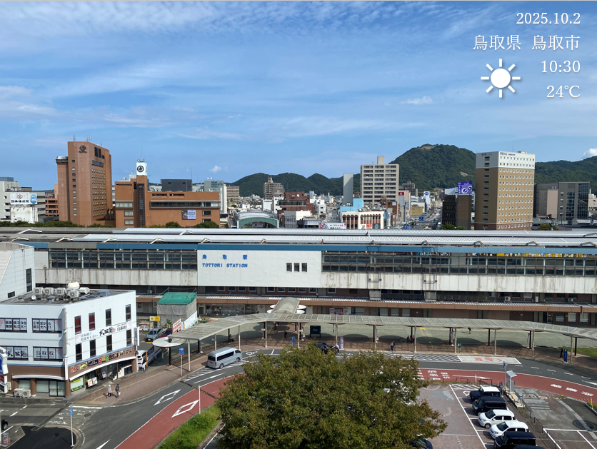 t_axis1993's tweet image. お疲れ様です。鳥取のアクシスです🙂
今朝もきれいな青空が広がっています📷
秋らしい爽やかな空気が心地よいですね🍂
朝晩はぐっと涼しくなり、少し肌寒さを感じる季節になってきました。
お子さまのいらっしゃるご家庭では、そろそろ運動会シーズンでしょうか🏃‍♂️🏃‍♀️…