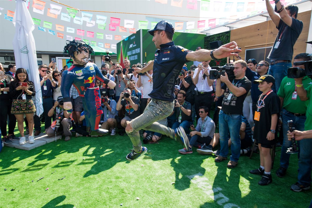 mexicogp's tweet photo. “Hablar de mi experiencia en estos 10 años del #MexicoGP es hablar de vivencias, lazos de amistad, compañeros que se han convertido en parte importante de mi vida. Más allá del glamour de la velocidad, está el espíritu de la fraternidad”, nos cuenta Sergio Bautista, Fotógrafo Oficial del FORMULA 1 GRAN PREMIO DE LA CIUDAD DE MÉXICO Presentado por Heineken™. 

“En diez años he visto crecer a mis compañeros como personas y como profesionales, hemos reído, hemos corrido contra reloj, apurados, cuidando cada detalle, haciendo frente a las banderas amarillas y sorteando las banderas rojas, los he visto quedarse hasta altas horas de la noche, trabajando para que todo funcione, desvelados pero con una gran sonrisa porque el gran evento es en unos días, en unas horas”, señala sobre su experiencia trabajando desde la primera edición del evento, el cual cumple 10 años de historia este 2025. 

Sergio Bautista es parte de la H1ST0RIA. 🇲🇽 🏁 Conoce su trabajo y el de muchos fotógrafos más en la galería 10 años de F1 en México, ubicada en la Galería Abierta Gandhi en las rejas del Bosque de Chapultepec. Tienes hasta el 26 de octubre para visitarla. 

📸 @checophoto

#F1ESTA #SoyParteDeLaH1ST0RIA #Formula1