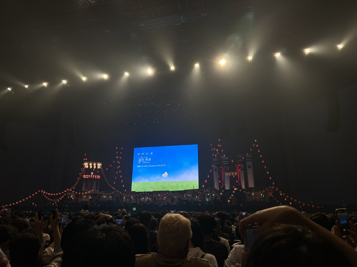 ltms727's tweet photo. 神戸の最前と横浜のアリーナ最後尾 https://t.co/UPmK8h9Bqk