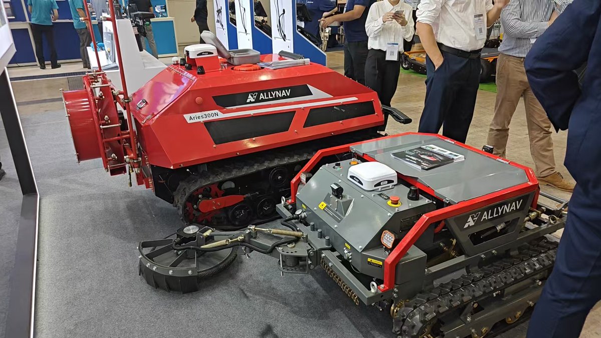 Hbucyo's tweet image. 農業week2日目。スマート草苅ロボット到着です。ぜひご来場ください。
#Allynav #マゼックス #草苅機 #農業week