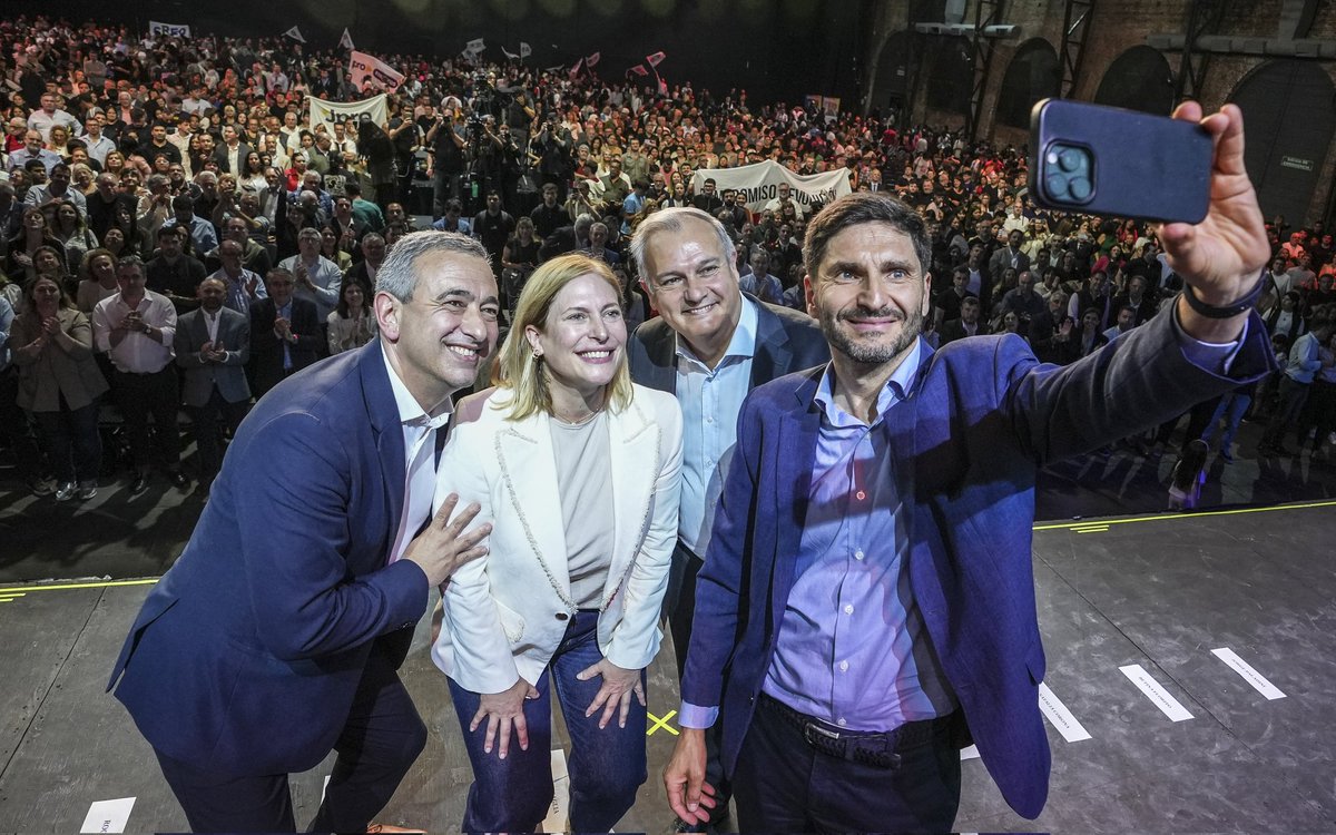 fabriziofiatti's tweet photo. UNIDOS PARA DEFENDER SANTA FE
Presentamos la única lista de diputados nacionales que va a defender a Santa Fe y Rosario: la de @ProvUnidasAR, con @GiScaglia a la cabeza e integrada por Rogelio Biazzi de @ElijoCreerArg, junto a @pablojavkin y @maxipullaro.

Esta lista va al frente, con trabajo y manos limpias.
No queremos al candidato de Karina, ni al candidato de Cristina.
Acá defendemos a Santa Fe, defendemos la producción y el desarrollo, defendemos a la Argentina.
Este 26 es con la fuerza del interior productivo, es con Gisela, es con Provincias Unidas.