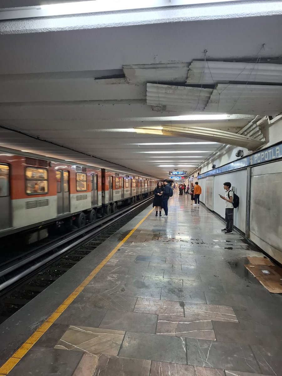 alegoria2106's tweet photo. @MetroCDMX en la estación Popotla línea 2 se filtra el agua y sólo colocan láminas esta es la ciudad de la transformación https://t.co/OdEuOdBxuZ