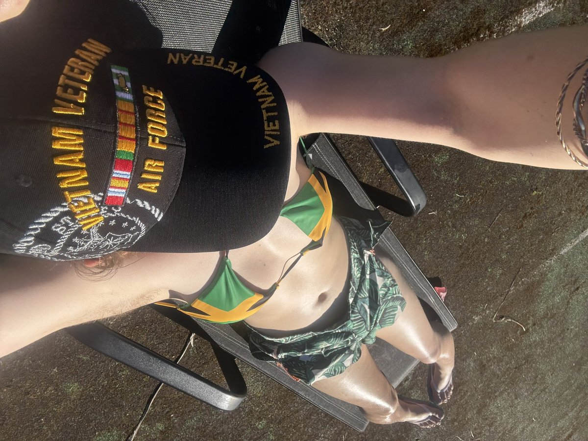 yiffbezos's tweet photo. i got tanlines :3 https://t.co/VgFbQXeICN