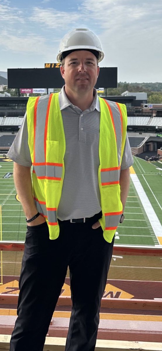 JDubb865's tweet photo. @BigOrangeMack Why he look like he’s gotta take a shit https://t.co/Wf7OCNnhpj