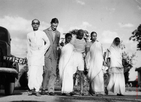 sugataraju's tweet photo. On Gandhi’s birth anniversary read my column on #HoraceAlexander, the man who kept his conscience: https://t.co/XVMyXl8ex4 To learn about Alexander and Quakers’ role during #Emergency read my book: #TheConscienceNetwork. Pic: Gandhi with Alexander by Margaret Bourke-White, 1946. https://t.co/3Qv1e7RNol