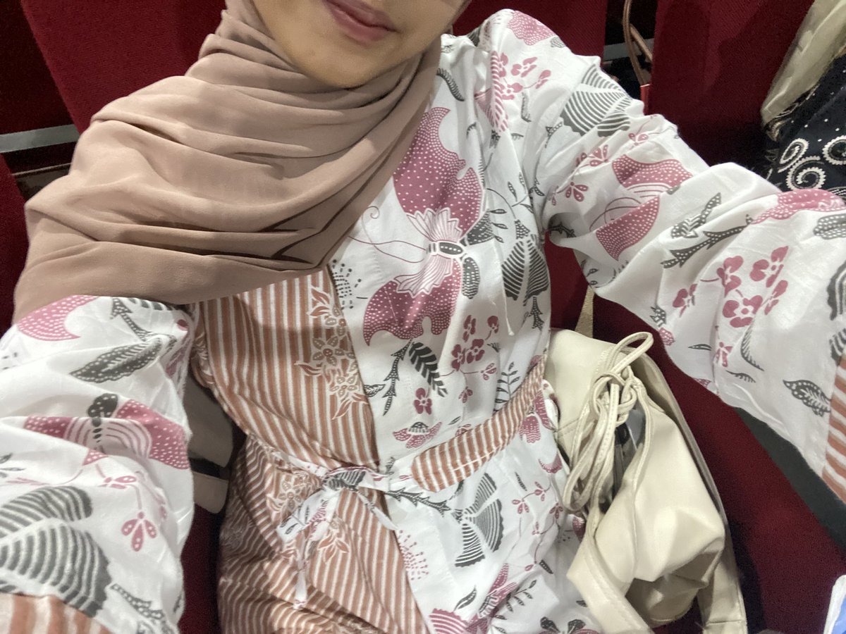 kiramielle's tweet photo. —batik day! 🌺 https://t.co/8FKrsTM4za