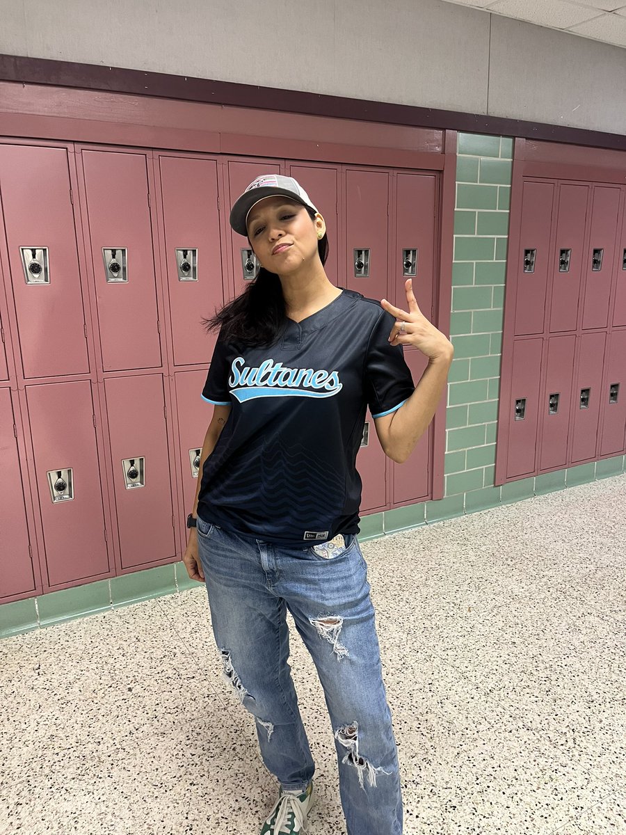 DonnaBolden10's tweet image. Homecoming got us throwin’ it back for the 99 and the 2000s! 💃🏾🕺🏽
It’s giving Juvenile at the block party, flip phones, and Air Force 1s.
Come correct or don’t come at all 😤🎶
#HC25 #ThrowbackVibes