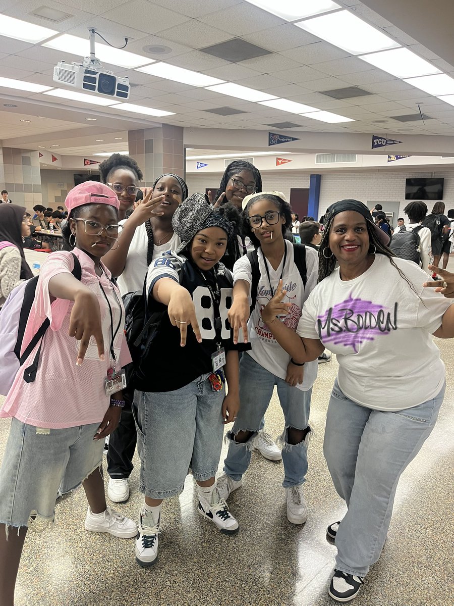DonnaBolden10's tweet image. Homecoming got us throwin’ it back for the 99 and the 2000s! 💃🏾🕺🏽
It’s giving Juvenile at the block party, flip phones, and Air Force 1s.
Come correct or don’t come at all 😤🎶
#HC25 #ThrowbackVibes