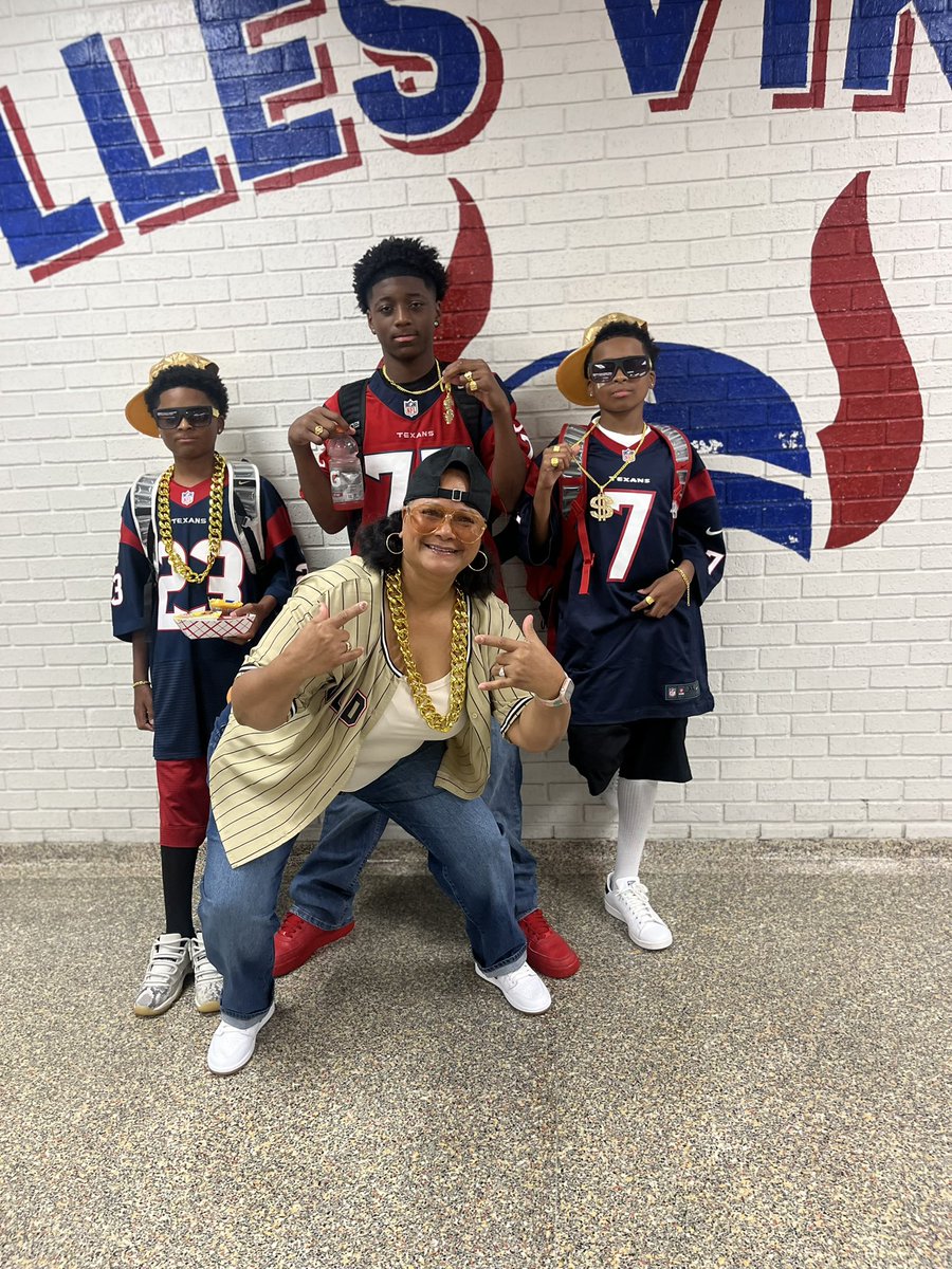 DonnaBolden10's tweet image. Homecoming got us throwin’ it back for the 99 and the 2000s! 💃🏾🕺🏽
It’s giving Juvenile at the block party, flip phones, and Air Force 1s.
Come correct or don’t come at all 😤🎶
#HC25 #ThrowbackVibes