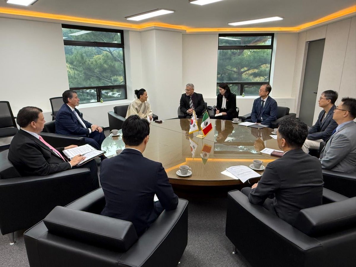 AMEXCID's tweet image. 📸La Directora Ejecutiva de la #AMEXCID, @AlejandraDMV, visitó el Instituto de Investigación Aeroespacial 🚀 de Corea (KARI) 🇰🇷 en Daejeon, donde sostuvo un diálogo 💬 con el Sr. Hwang Chang-Jeon, vicepresidente de la institución. 🤝

Acompañada por el Dr. Juan Luis Díaz de León,…