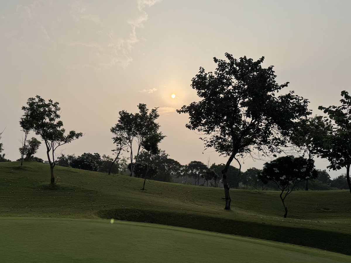Saatiish99's tweet image. A blissful new day filled with hope and positivity. 
#GolfCourse #Bliss #Dhushara