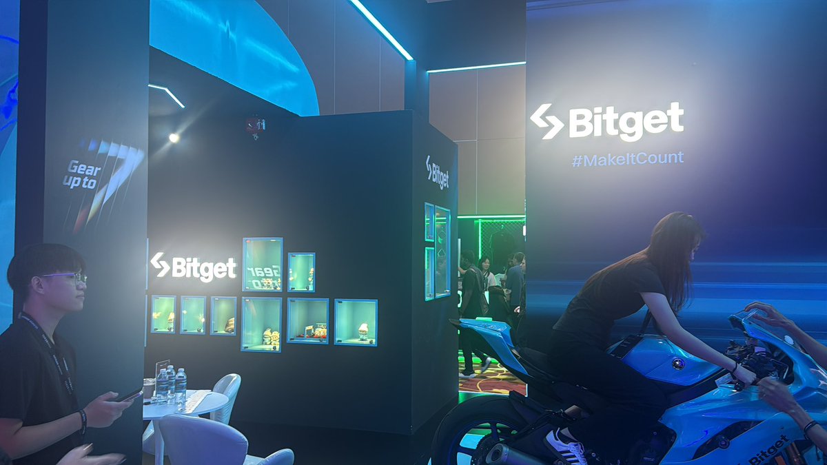 Celebrating #BitgetTurns7  here at #Token2049  🎉

Happy 7th birthday @bitgetglobal! 🎂

#GearUpTo7 #EventWithBitget