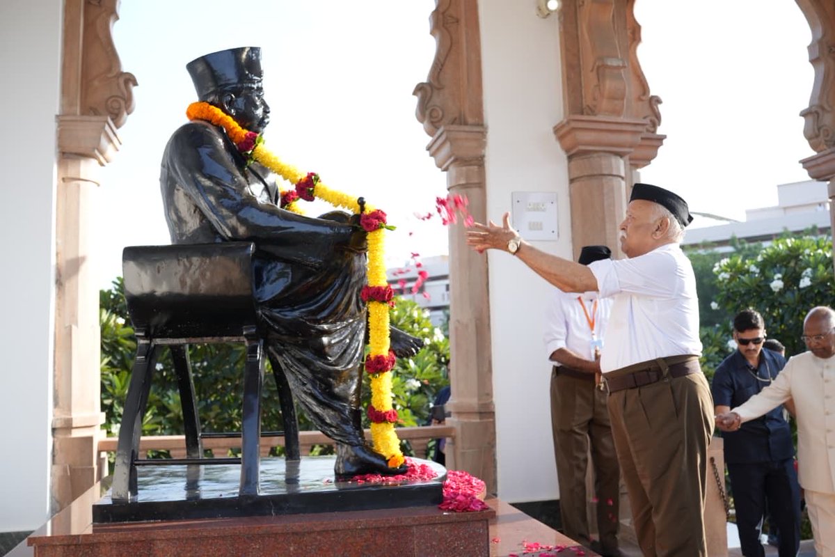 rajeshpadmar's tweet photo. RSS Sarasanghachalak Dr Mohan Bhagwat, Former President RamNath Kovind offered floral tributes to RSS founder Dr Keshav Baliram Hedgewar at Smruti Mandir, Nagpur on the occasion of RSS VijayaDashami Utsav. #RSS100Years https://t.co/ZDepUiu8hx