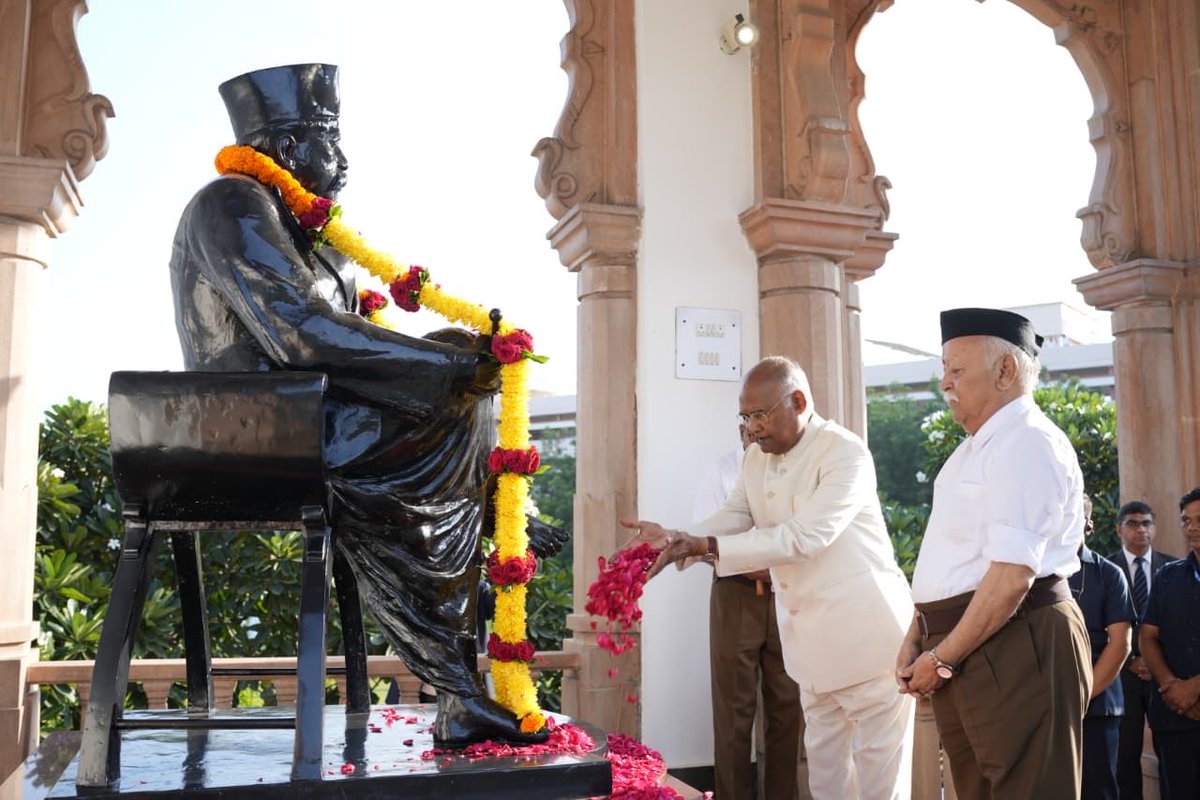 rajeshpadmar's tweet photo. RSS Sarasanghachalak Dr Mohan Bhagwat, Former President RamNath Kovind offered floral tributes to RSS founder Dr Keshav Baliram Hedgewar at Smruti Mandir, Nagpur on the occasion of RSS VijayaDashami Utsav. #RSS100Years https://t.co/ZDepUiu8hx