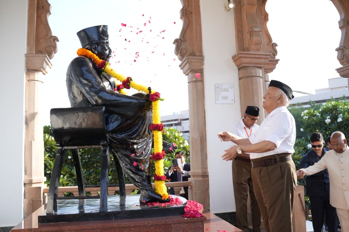 rajeshpadmar's tweet photo. RSS Sarasanghachalak Dr Mohan Bhagwat, Former President RamNath Kovind offered floral tributes to RSS founder Dr Keshav Baliram Hedgewar at Smruti Mandir, Nagpur on the occasion of RSS VijayaDashami Utsav. #RSS100Years https://t.co/ZDepUiu8hx