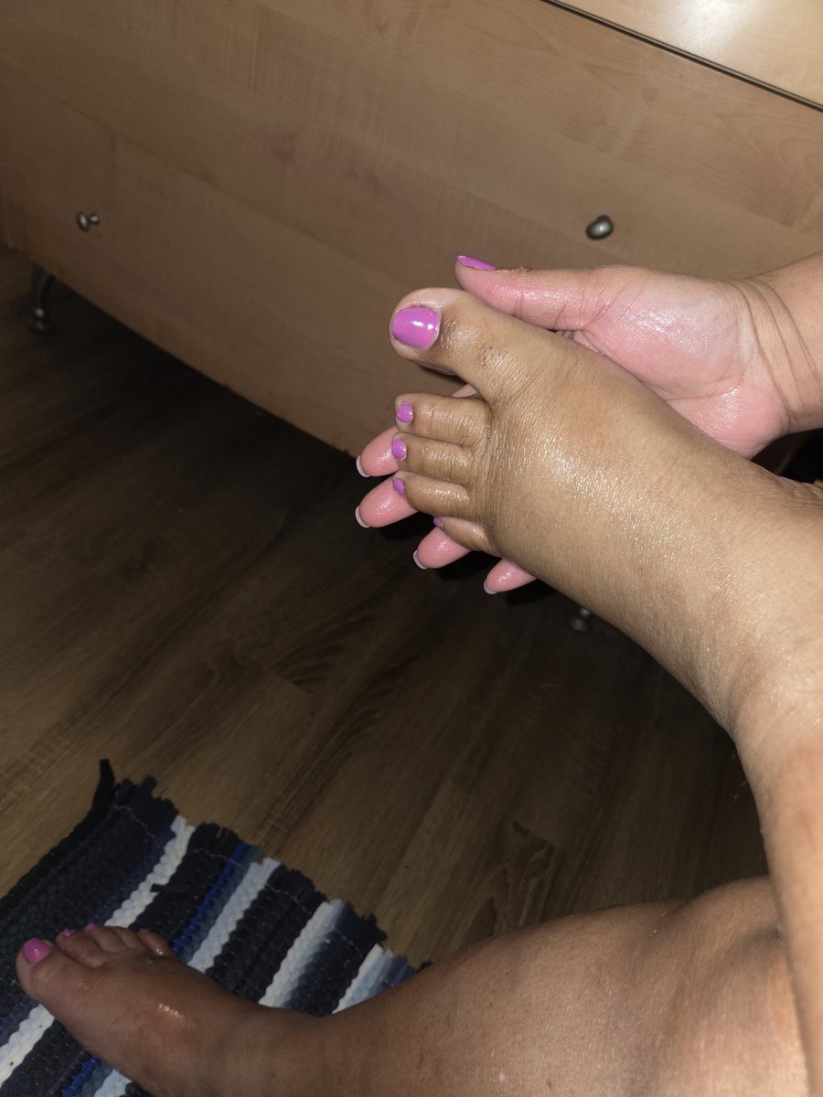 FreakyByDesign8's tweet photo. I could use a foot massage https://t.co/4Ynq6lIJlB