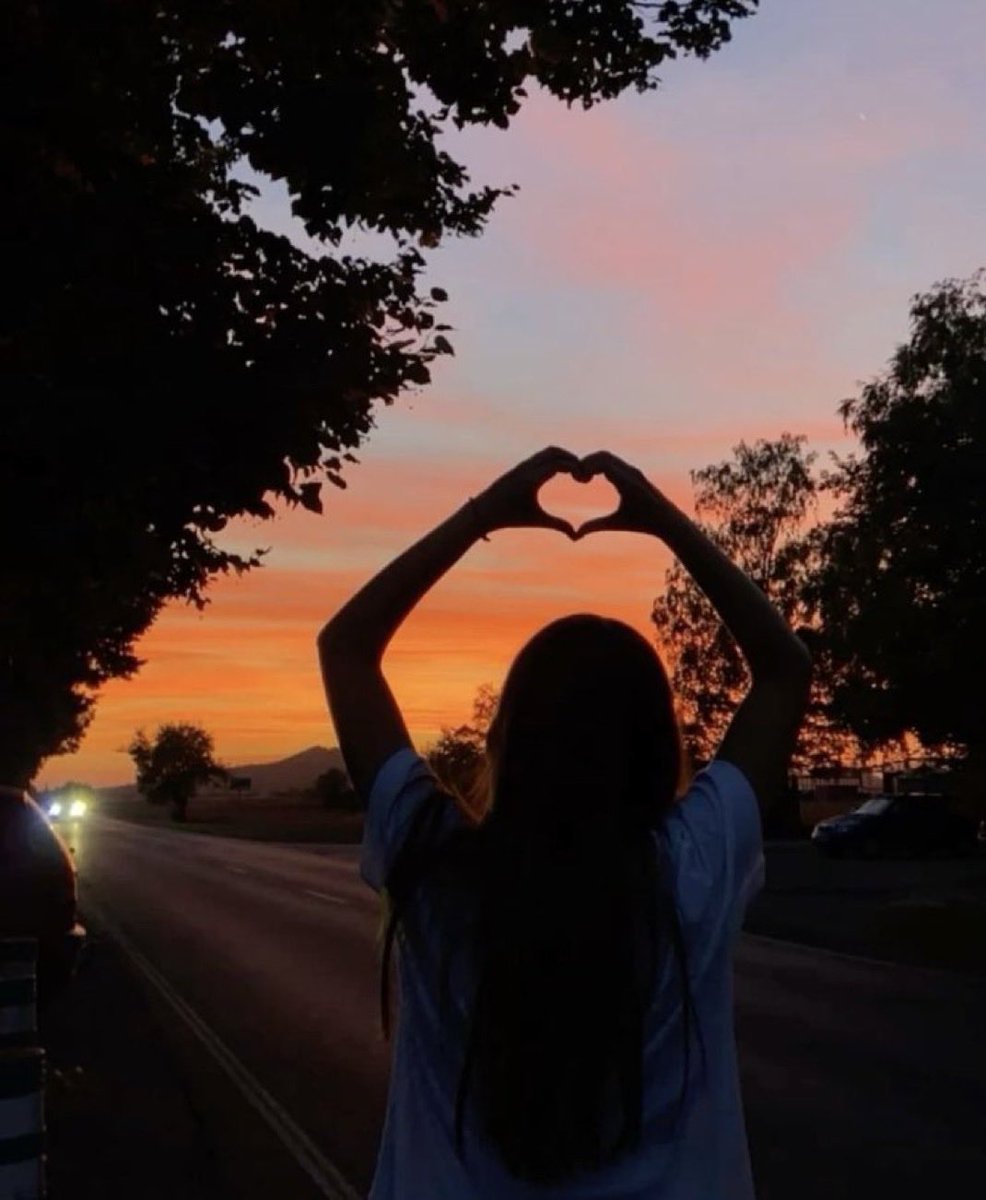 ♡♡

هُناك أرواح حُبها لايُحكى ولايُكتب
هُم حكاية قدر جميلة لن تَتكرر أبــدًا،
سـلامًا على من ازهرت القلوب لرؤياهم..!!

#يخبرني_الصباح
#صباح_الخير_والسعادة