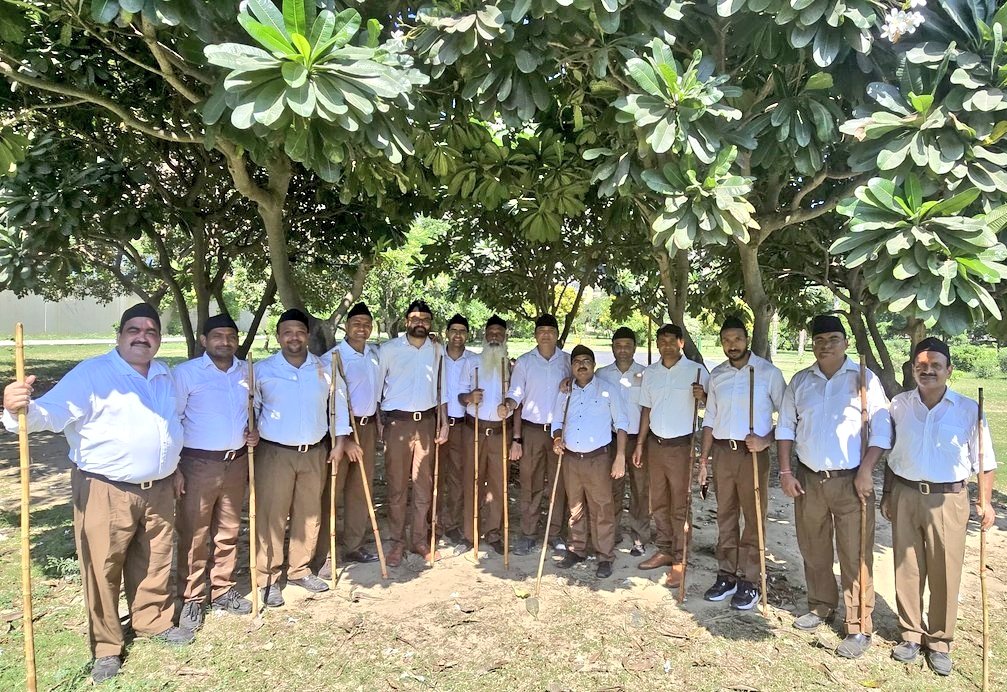 100 वर्ष पूरे हुए....
सभी स्वयंसेवकों को इस अभूतपूर्व पल की हार्दिक बधाई।
संगठन गढ़े चलो, सुपंथ पर बढ़े चलो।।
#RSS100Years