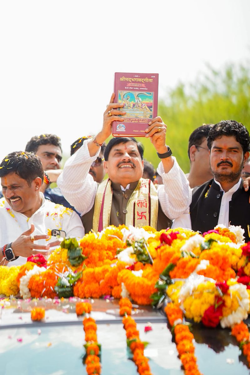 MadhurYadav214's tweet image. तुमने अखिलेश को जातिवादी कहा...
हमने साथ दिया..!!
तुमने लालूजी को भ्रष्टाचारी कहा..
हमने माना..!!
तेजस्वी को फेलस्वी कहा..
हमने माना..!!

अगर मोहन यादव जैसे सुलझे राष्ट्रवादी को टारगेट कर रहे हो तो इसका मतलब यही है कि तुम्हे यादवों से ही कुंठा है। 

असली जातिवादी तुम ही हो।…