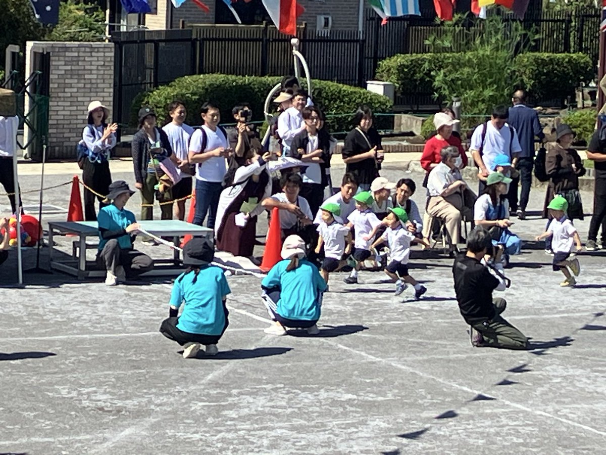 ishiyou's tweet photo. 年少学年の個人競技は、かけっこ『よーい、ドン！』です。��３歳児は直線距離を走りますが、その１歳上の年少学年は、曲線コーナーを走り抜けます。　#運動会 #こども園 #年少学年 https://t.co/GHfkXK2uvj