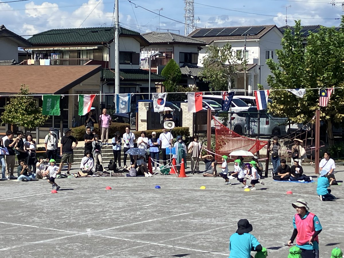 ishiyou's tweet photo. 年少学年の個人競技は、かけっこ『よーい、ドン！』です。��３歳児は直線距離を走りますが、その１歳上の年少学年は、曲線コーナーを走り抜けます。　#運動会 #こども園 #年少学年 https://t.co/GHfkXK2uvj