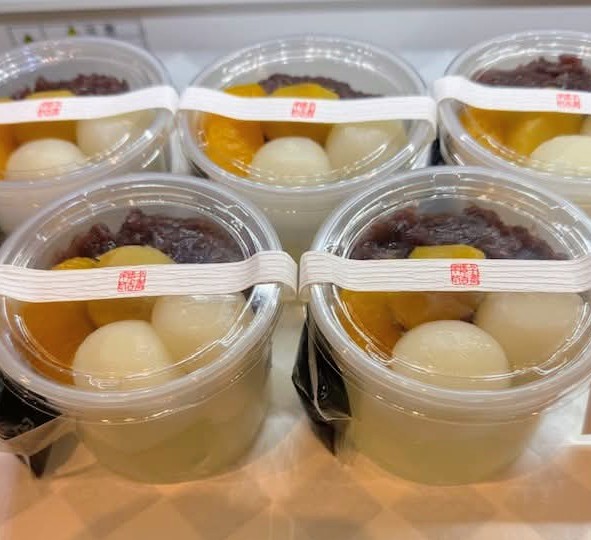 ＼是非、食べ納めを／
ファンの多い大人気の『葛あんみつ』、10月13日(月・祝)までの販売です。ぜひ食べ納めしてくださいね♪
#千壽庵吉宗 #千寿庵吉宗 #千壽茶寮
#和菓子 #わらび餅 #奈良わらび餅
#奈良観光 #奈良土産 #奈良スイーツ
#奈良旅 #奈良が好き #葛あんみつ #食べ納め