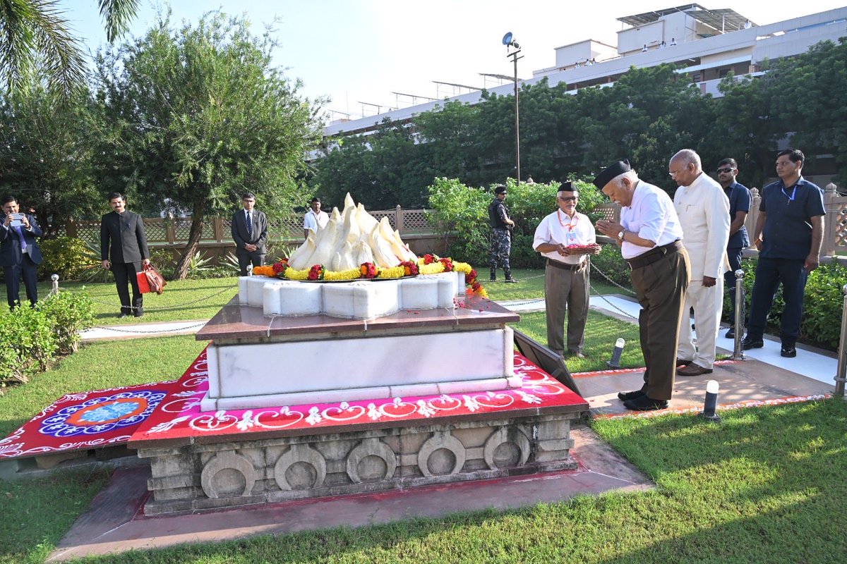 rajeshpadmar's tweet photo. RSS Sarasanghachalak Dr Mohan Bhagwat, Former President RamNath Kovind offered floral tributes to RSS’s Second Sarasanghachalak Guruji Golwalkar at Smriti Chihn at Nagpur on the occasion of RSS VijayaDashami Utsav. #RSS100Years https://t.co/gKlLUDp8jQ