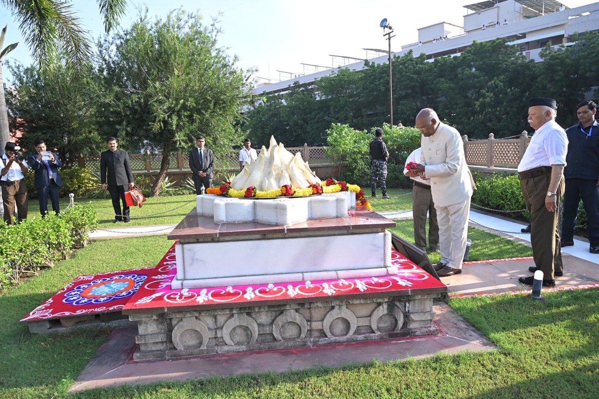 rajeshpadmar's tweet photo. RSS Sarasanghachalak Dr Mohan Bhagwat, Former President RamNath Kovind offered floral tributes to RSS’s Second Sarasanghachalak Guruji Golwalkar at Smriti Chihn at Nagpur on the occasion of RSS VijayaDashami Utsav. #RSS100Years https://t.co/gKlLUDp8jQ