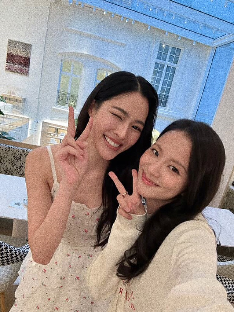 lalalalouveu's tweet image. Lingling and Jisoo in a photo omg 
#linglingkwong
#DiorSS26 #PWF