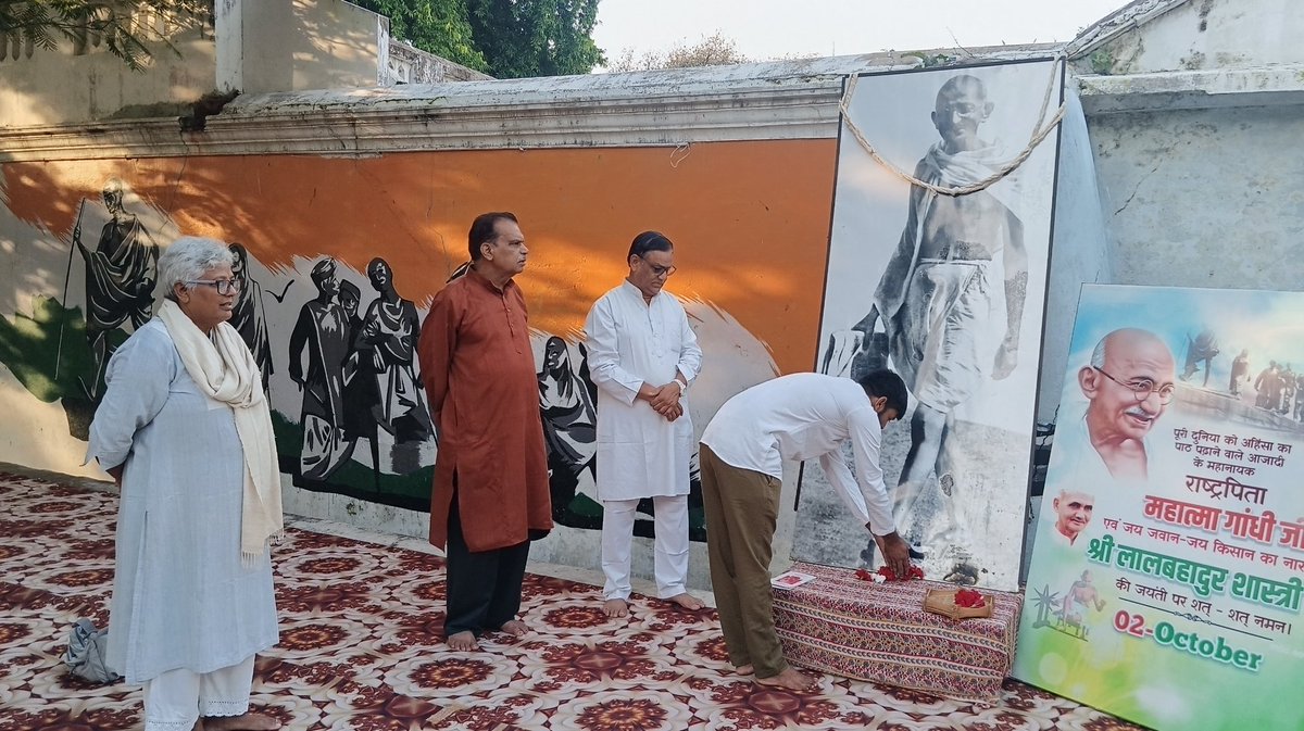 गाँधी बापू की 156वीं जयंती पर नमन!

तीसरे विश्व युद्ध के मुहाने पर बैठी दुनिया में और अमेरिकी टैरिफ युद्ध के साये में गाँधी जी अहिंसा और स्वराज जैसे मूल्य और भी प्रासंगिक हो रहे हैं।