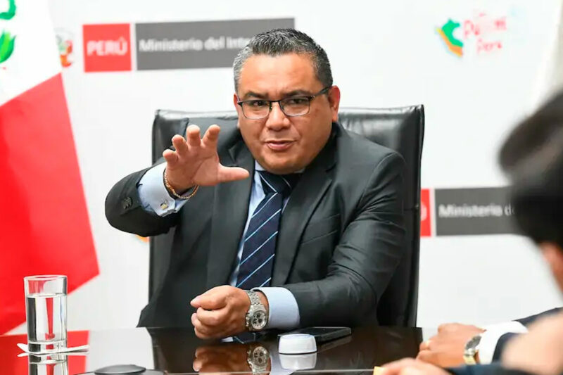 ¿Y su respeto señor Santivañez?
Su renuncia evidencia su derrota y temor de enfrentar una interpelación JUSTA.
Ni la seguridad ni la justicia han cambiado en su cargo. 
Eso sucede porque usted no comprende que esto pasa por cambiar el SISTEMA y no carguitos.
#VamosPorLaRevancha✏️