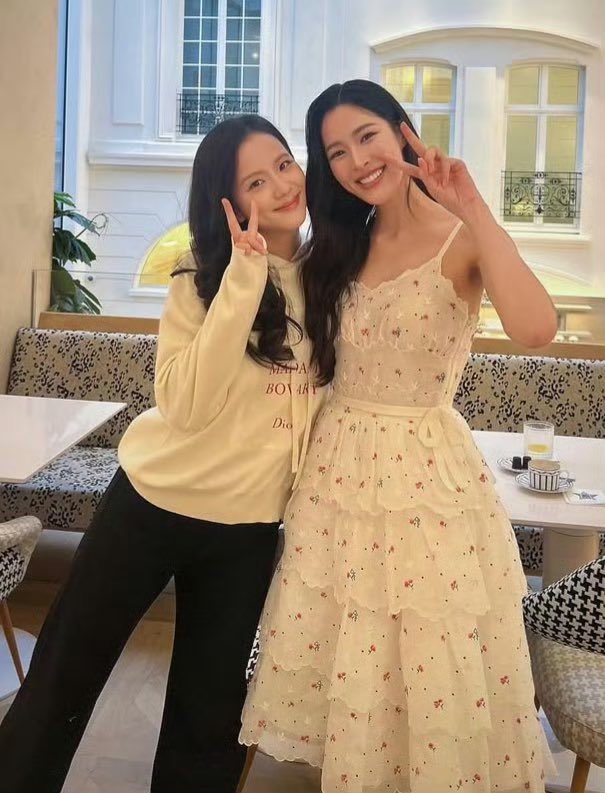 Minebaejuu's tweet image. กรี๊ดดดดดดดด นี่แหละบิ้งที่ประสบความสำเร็จที่สุด พี่หลิงกับพี่จีซู!!!!! แล้วกุเห็นรูปในทวิตก่อนในไอจี กุถึงกับช้อคเจนเอไอปะวะ กลัวโดนหลอกมาก ฮือ 

LINGORM AT DIOR PFW26
#LingOrmDiorSS26 #DiorSS26 #PFW