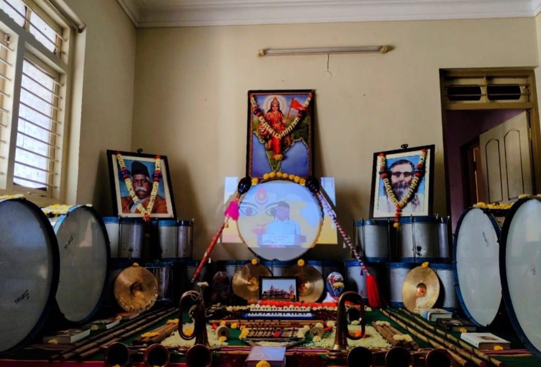 krishnamur3482's tweet image. ಶಕ್ತಿಯಿಂದ ಸಂಪನ್ನ ಭಾರತ
ವಿಜಯದಶಮಿ - ಸಂಘ ಸ್ಥಾಪನೆ‌ದಿನದ ಅಂಗವಾಗಿ ವಿಶೇಷ ಪೂಜೆ #RSS100Years #uttarkarnataka