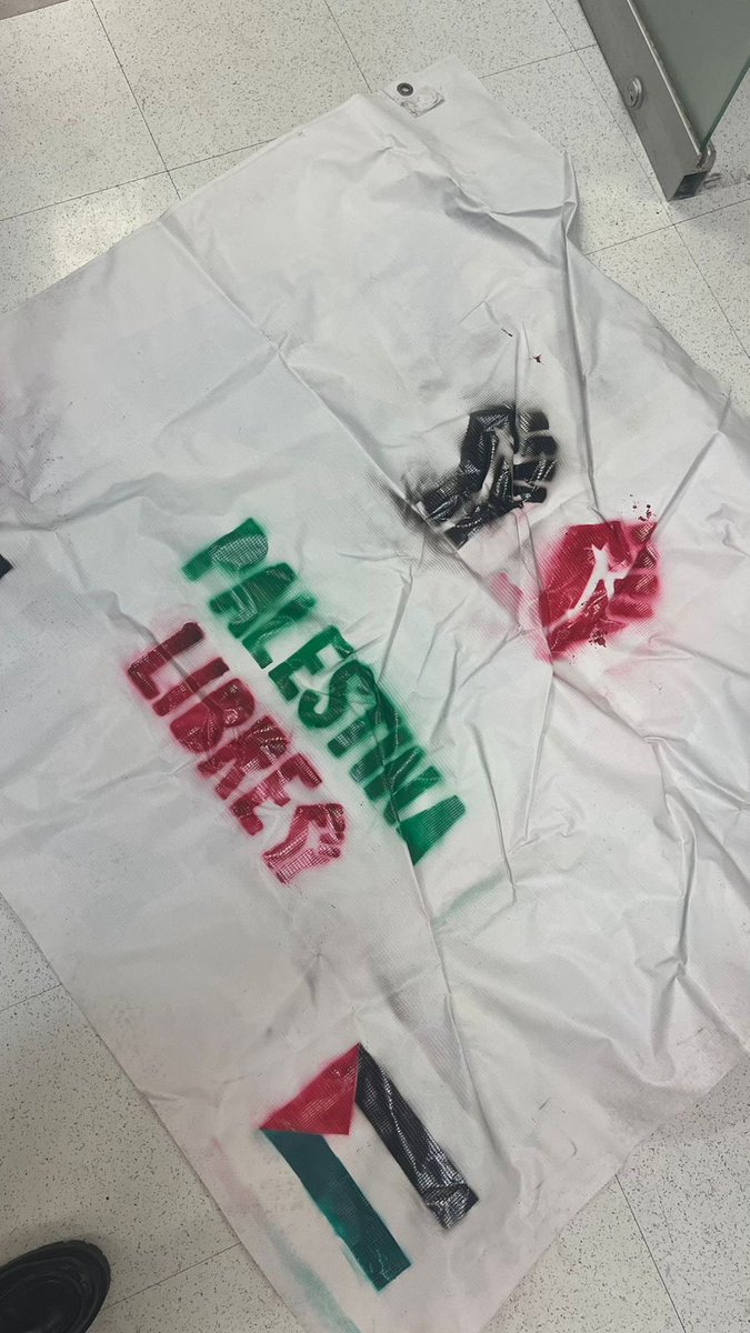 En suma a las diversas formas de manifestación y solidaridad con la delegación mexicana en la #FlotillaSumud , pero en especial con el pueblo palestino, colocamos mantas para reiterar nuestras demandas expuestas en un comunicado hace unas horas. 

Rompan ya con Israel!!