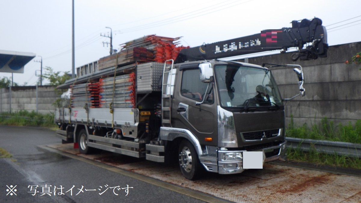 先日、県内の高速道路において、過積載違反を検挙しました。速度の速い高速道路では、過積載の状態で走行すると、車体の故障やタイヤバーストなど、重大な交通事故を招く危険性があります。荷物を積む際は、規定の積載量を確実に守り、安全に走行をお願いします。