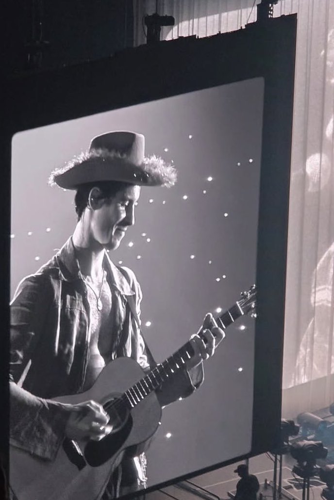 ShawnUpdatesSA's tweet image. 📸| Shawn Mendes esta noche #OnTheRoadAgain