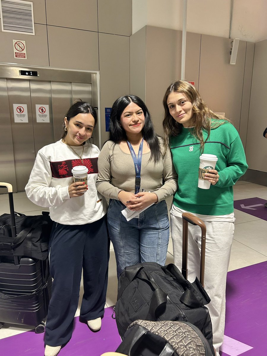 2903kimberly's tweet photo. Mis @CalleyPoche @danielaacallee @Pochosaurus han tenido que pasar 10 años para por fin conocerlas 🩷🩷 #calleypoche #Peru #lima https://t.co/HtyvCIW1Ka