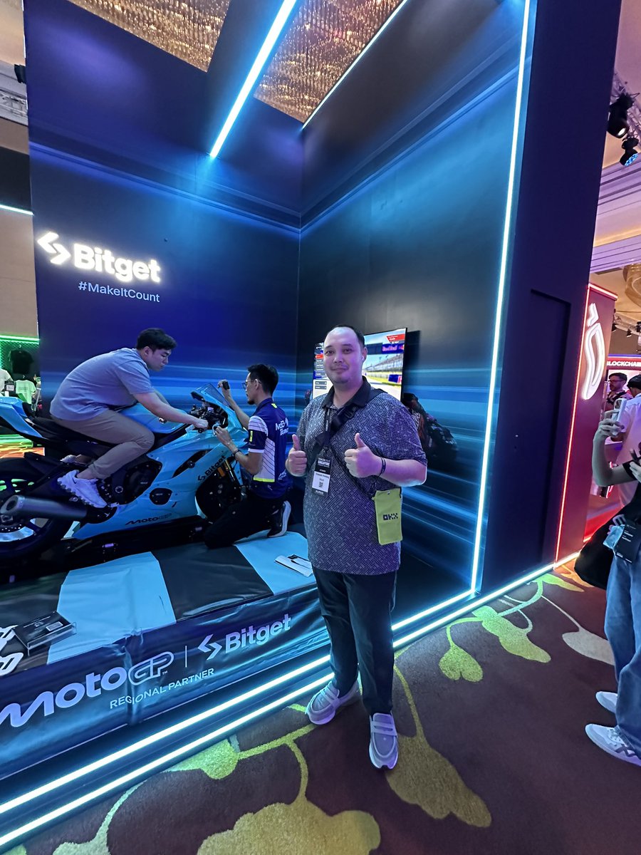 Hitmii's tweet photo. Celebrating #BitgetTurns7 here at #Token2049 🎉

Happy 7th birthday @bitgetglobal! 🎂

#GearUpTo7 #EventWithBitget https://t.co/6ehdilr23x