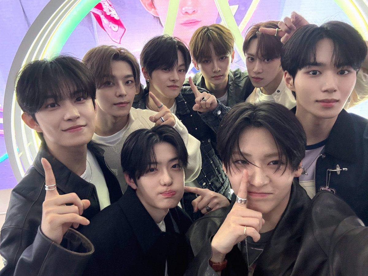 เอ็นดูมาก เซลฟี่รูปแรกของวง โพสต์แรกของพลัสแชทเยยหนิ ิิ มาถ่ายรูปด้วยกันอีก 5 ปีเลยน้า 🫳🏻♥️🧍🏻