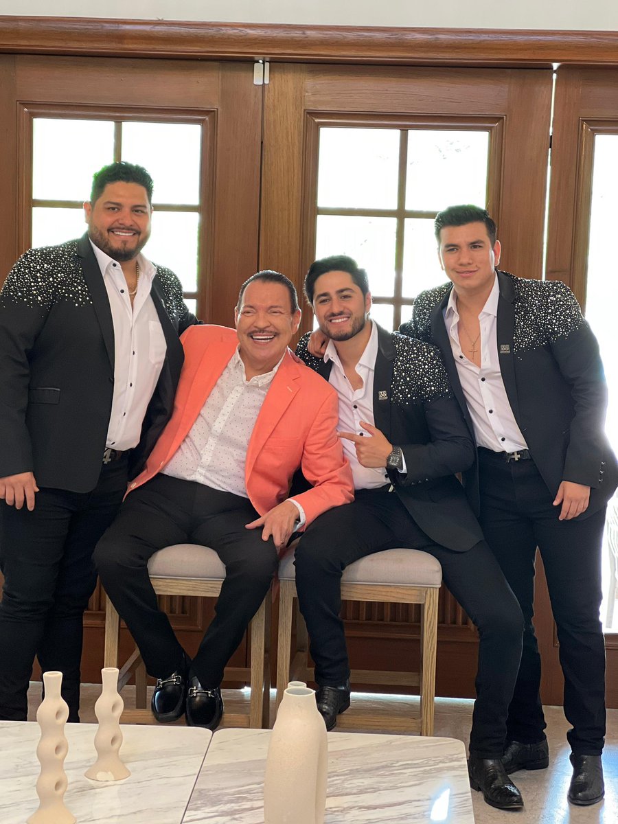 Estamos preparando muchas cosas para todos los fans de <a href="/adictivaoficial/">La Adictiva</a> 🎥🔜🎶😎… ¿Apoco no les emociona 💣💥?

#adictiva #laadictiva #anval #juliopreciado