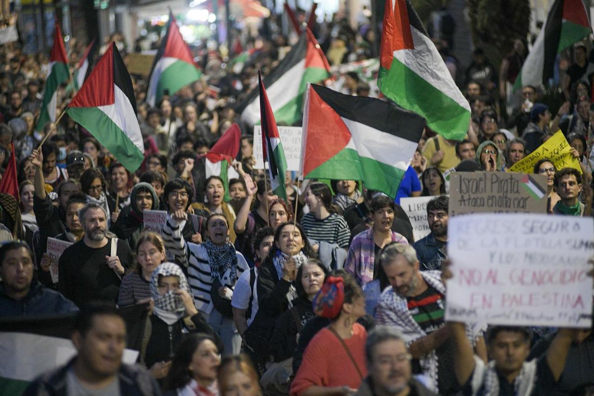 Manifestantes protestan sobre avenida Reforma para exigir el rompimiento de las relaciones diplomáticas entre #México e #Israel y un alto “al genocidio del Pueblo Palestino”.

Esta movilización ocurre luego de que militares interceptaron una flotilla internacional de la Global