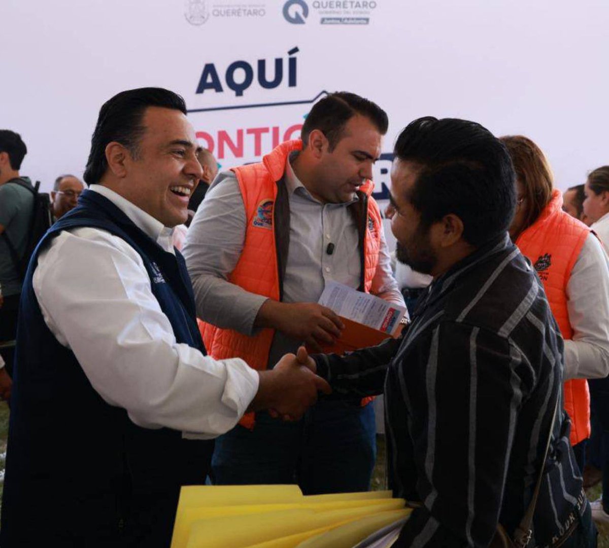 LuisBNava's tweet photo. Hoy estuvimos en Colón, junto a nuestro gobernador Mauricio Kuri @makugo y al presidente municipal @GasparTrueba, en una jornada más de Aquí Contigo.
Tuve la oportunidad de escuchar personalmente a las y los ciudadanos, atenderlos y resolver sus dudas de forma directa. Gracias por su confianza y por recibirnos con tanta calidez.
Seguimos trabajando en equipo para que las familias de Colón vivan con una mejor calidad de vida.