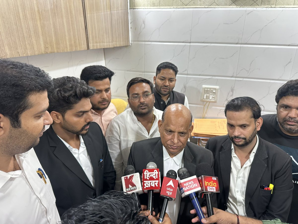 वरिष्ठ अधिवक्ता श्री ओमपाल सिंह गुर्जर जी ( जिला एवं सत्र न्यायालय मेरठ ) का यह समाज सदैव आभारी रहेगा, जिन्होंने दादरी महापंचायत के सभी वीर गुर्जर क्रांतिकारी साथियों की निशुल्क कानूनी लड़ाई लड़ी और सभी 22 क्रांतिकारी भाइयो को जमानत दिलवाने का कार्य किया , जोकि बहुत जटिल कार्य था
