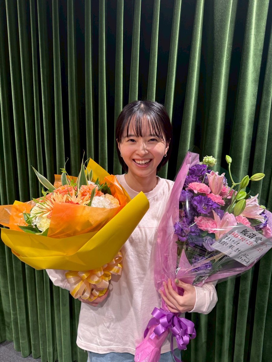 asukoi_tbs's tweet photo. 【最終回オフショット📸】

沼ちゃんのイメージカラーと
明日恋カラーの花束です💐

最終回は10月4日（土）まで
radikoのタイムフリーで聞けます👇
https://t.co/YNIkHKjBFG

最終回オフショットはここまで！
お付き合いいただきありがとうございました☺️

#asukoi #飯沼愛 https://t.co/WgBASK5XAU