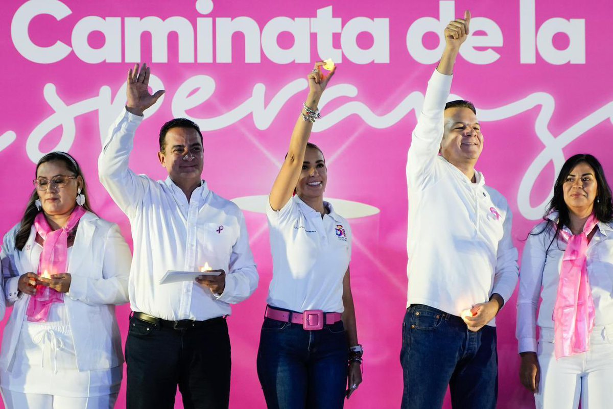 josejoseantonio's tweet image. ¡Se pinta Durango color esperanza! 🩷⚪️
La prevención es el camino contra el cáncer de mama y la lucha, ¡la damos en familia!🕯️
Caminamos junto a @Marisol_rosso , el gobernador @EVillegasV y miles de duranguenses por este mes tan importante de conciencia y solidaridad.…