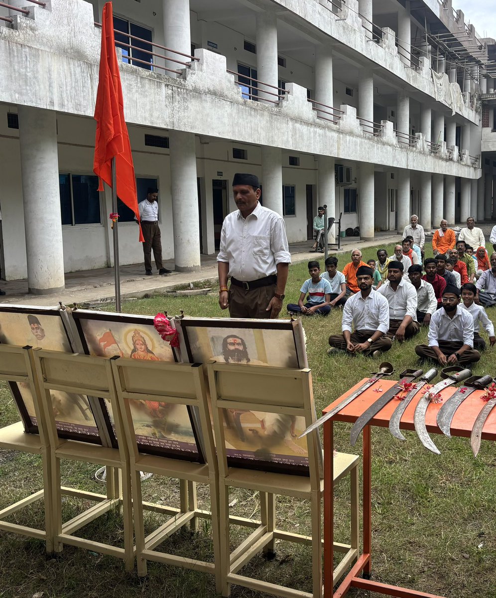राष्ट्रीय स्वयंसेवक संघ के शताब्दी वर्ष स्थापना दिवस विजयादशमी पर्व पर बहुत बहुत शुभकामनाएँ … देव खंडेराव युवा व्यवसायी शाखा पं.बृजकिशोर पटैरिया महाविद्यालय देवरी में शस्त्र पूजन. #RSS100Years